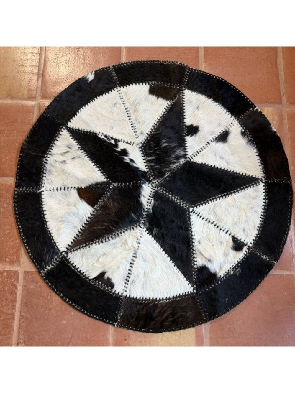Brazilian Round Cowhide Leather Western Star Patchwork Rug Black/White 39"